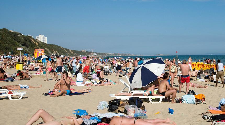 Sapık her yerde aranıyor! Plajda çırılçıplak soyunup taciz etti