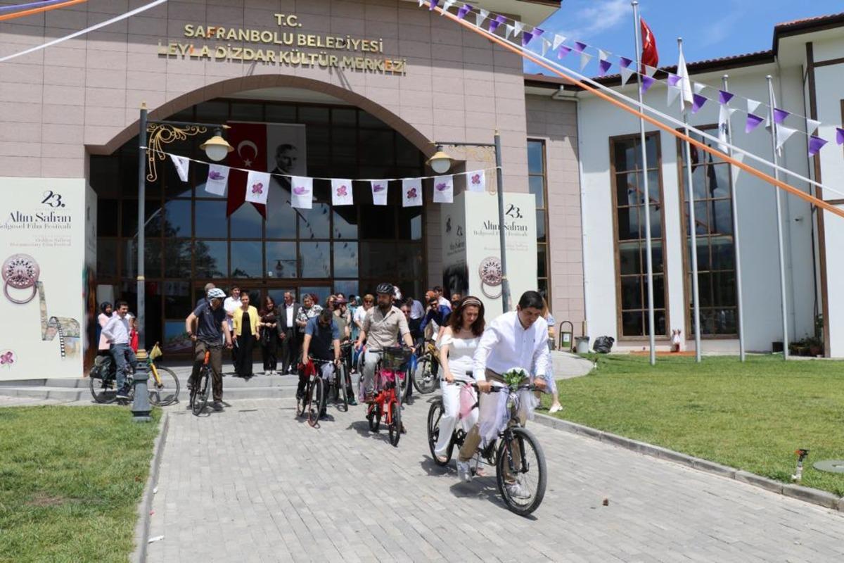 Karab&uuml;k'te evlenen &ccedil;ift, tutkunu oldukları bisikleti gelin aracı yaptı
