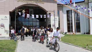 Karabük'te evlenen çift, tutkunu oldukları bisikleti gelin aracı yaptı