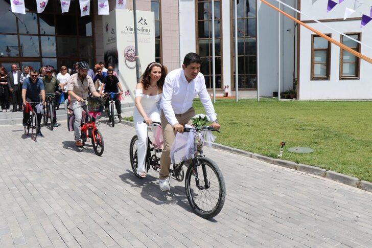 Karabük'te evlenen çift, tutkunu oldukları bisikleti gelin aracı yaptı G2