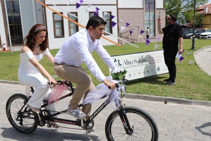 Karabük'te evlenen çift, tutkunu oldukları bisikleti gelin aracı yaptı G4