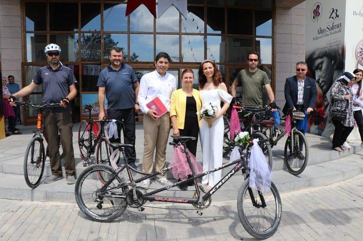 Karabük'te evlenen çift, tutkunu oldukları bisikleti gelin aracı yaptı G5
