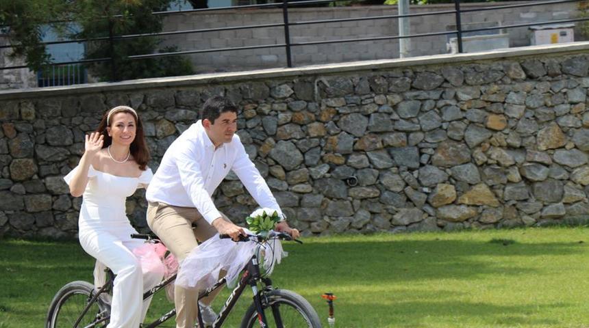Bisikleti gelin aracı yaptılar, nikah salonunun yolunu tuttular