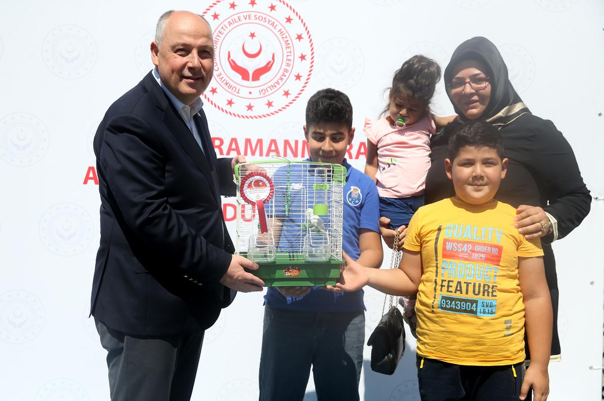 Şehit ve gazi &ccedil;ocuklarının karne hediyesi muhabbet kuşu oldu