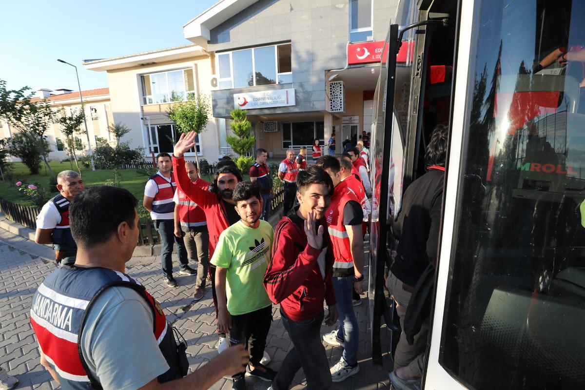 Sınır dışı edilecek 209 Afganistan uyruklu Edirne'den İstanbul'a g&ouml;nderildi