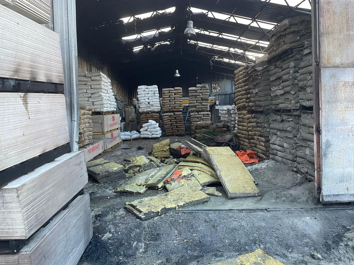 Ostim'deki yapı malzemesi deposunda &ccedil;ıkan yangın hasara neden oldu