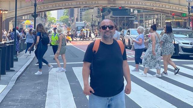 ABD'de yaşamaya başlayan ünlü oyuncu Erdem Baş, tiyatro oyunları sergiliyor: Çok güzel tepkiler aldık