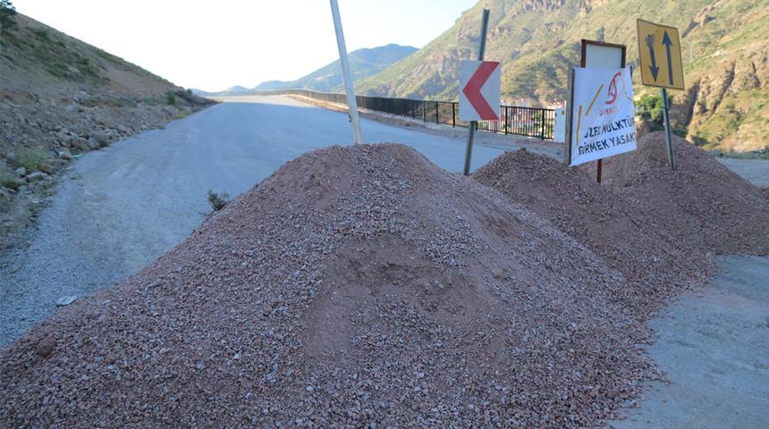Hastane yolunu ulaşıma kapattı: Ambulanslar bile geçemedi! "Zarara uğradım"