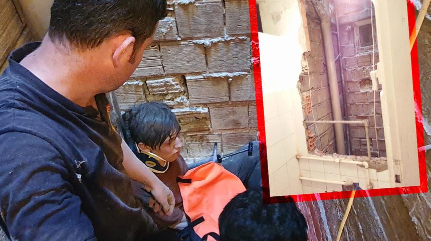 Kocaeli'de bir garip olay... Çatıdan düştü! Tuvalet duvarı kırılarak kurtarıldı