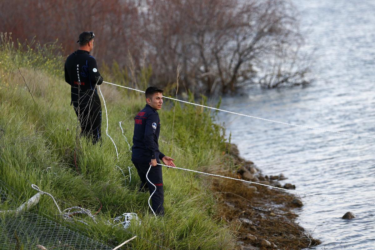 G&Uuml;NCELLEME - Kayseri'de Kızılırmak'ta kaybolan kişiyi arama &ccedil;alışmasına ara verildi