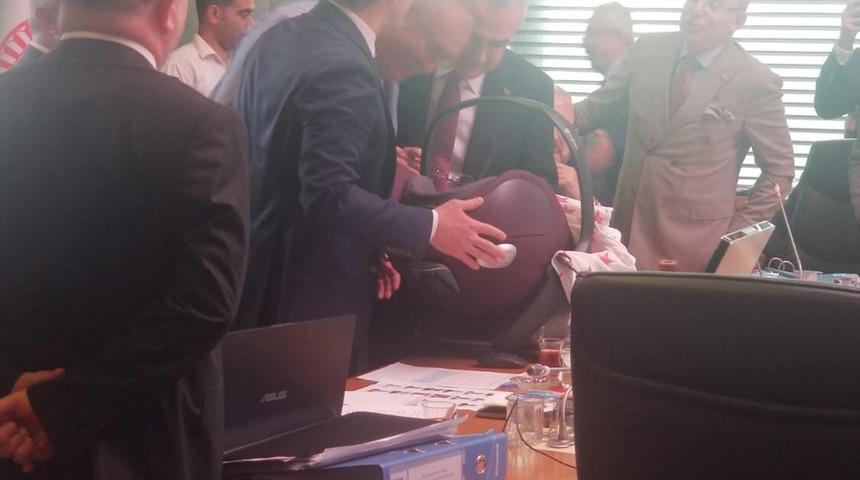 CHP'li Yavuzyılmaz'dan Komisyon'da 'bebek' sürprizi! İlgi odağı oldu
