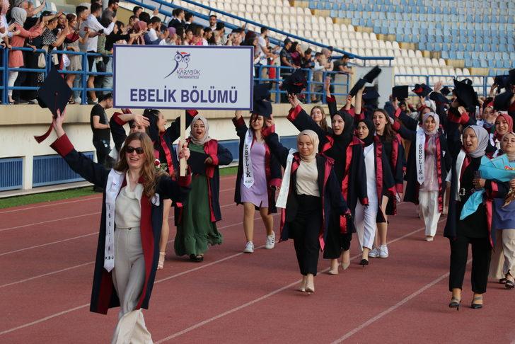 KBÜ'de mezuniyet töreni düzenlendi G4