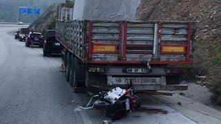 Muğla'da park halindeki tırın dorsesine çarpan motosikletin sürücüsü öldü