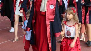 Karabük'te 2 çocuk annesi, mezuniyet sevinci yaşadı.