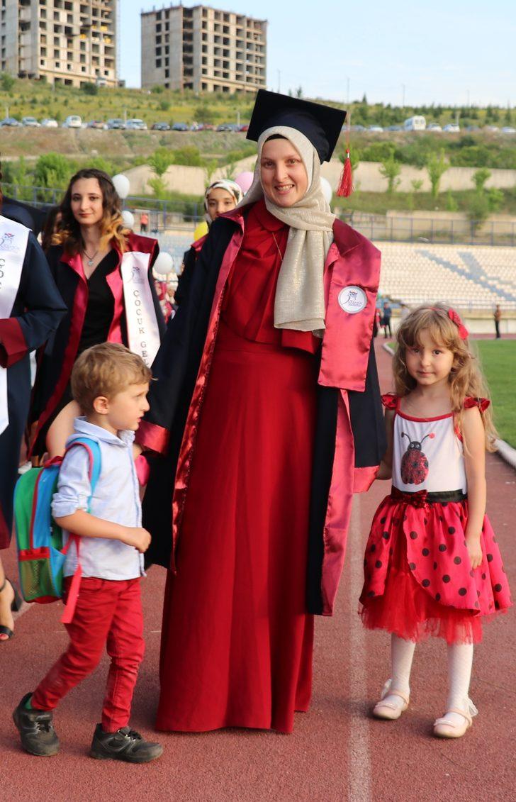 Karabük'te 2 çocuk annesi, mezuniyet sevinci yaşadı. G2