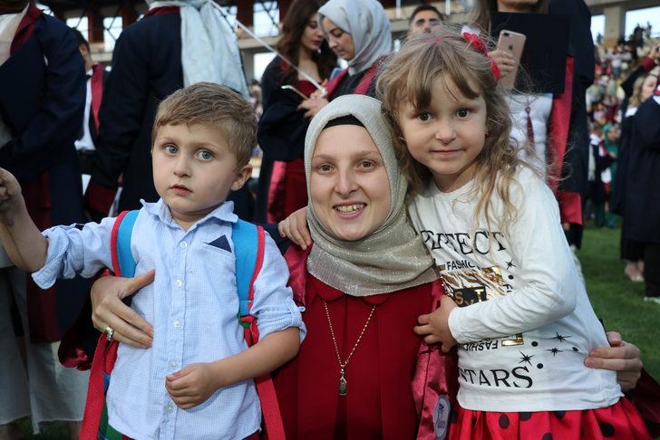 Karabük'te 2 çocuk annesi, mezuniyet sevinci yaşadı. G3
