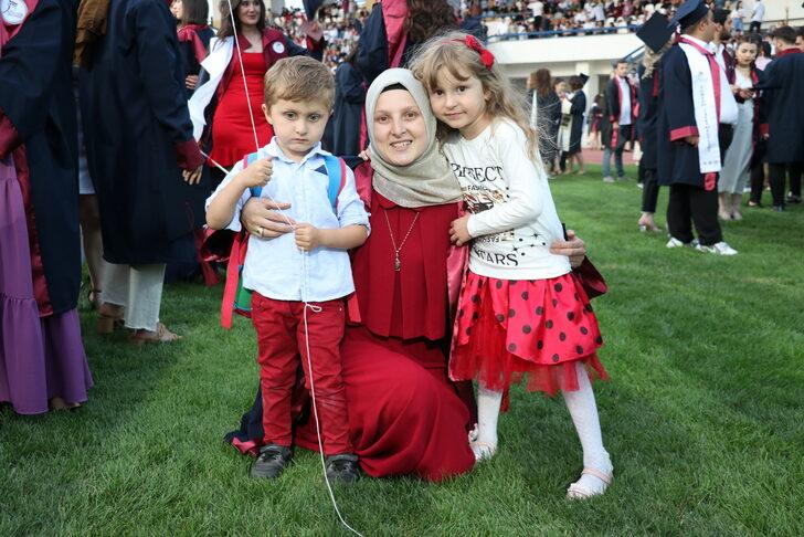 Karabük'te 2 çocuk annesi, mezuniyet sevinci yaşadı. G4