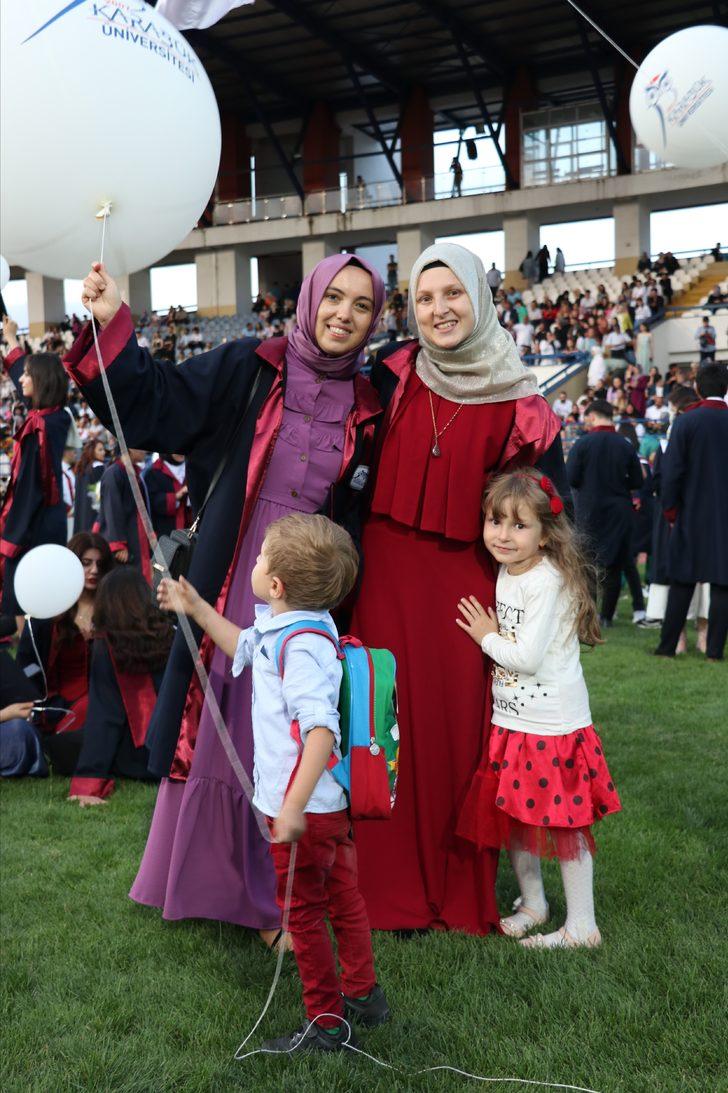 Karabük'te 2 çocuk annesi, mezuniyet sevinci yaşadı. G5