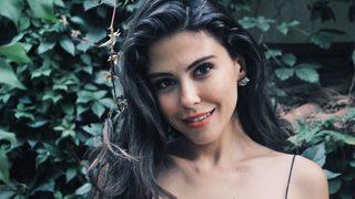 Baba dizisinin Elif'i Dilara Aksüyek deniz kenarından bikinili poz verdi!