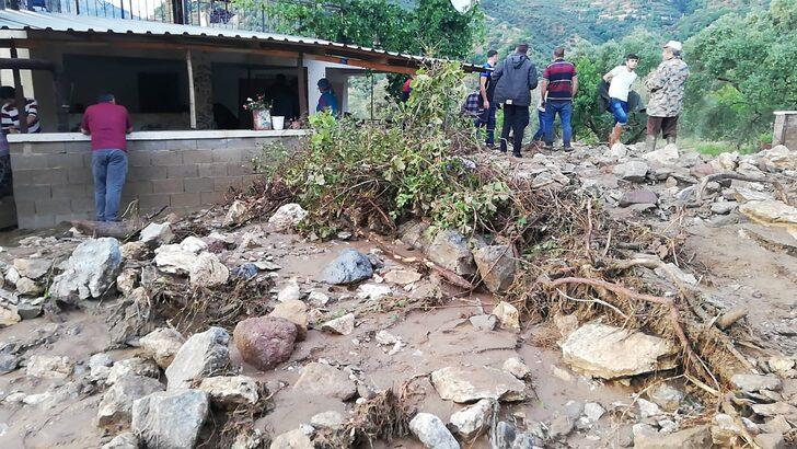 Aydın'da sağanak nedeniyle bazı evleri su bastı, iki otomobil sele kapıldı G2