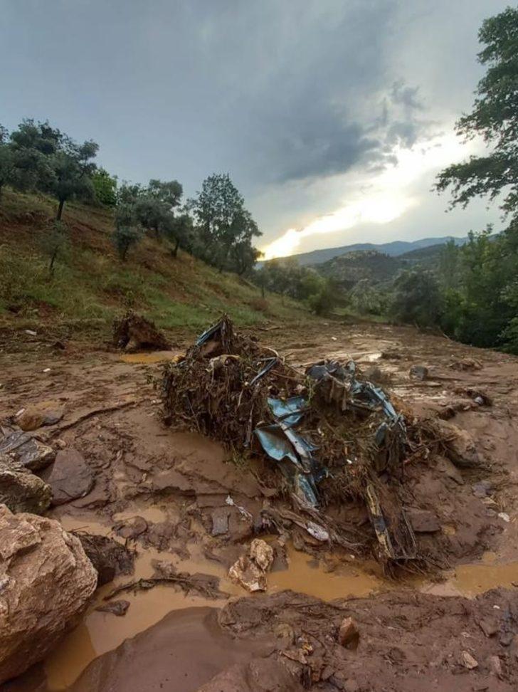 Aydın'da sağanak nedeniyle bazı evleri su bastı, iki otomobil sele kapıldı G5