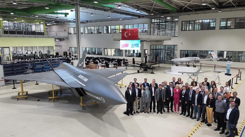 NATO heyetinden Baykar'a ziyaret! Kızılelma önünde poz verdiler