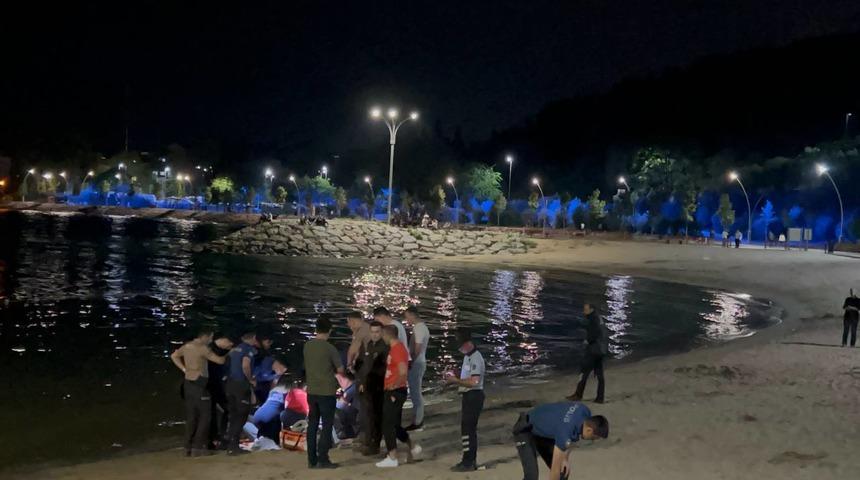 GÜNCELLEME - Kocaeli'de denizde boğulma tehlikesi geçiren genç hastanede hayatını kaybetti