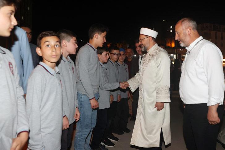 Diyanet İşleri Başkanı Erbaş, Trabzon'da çocuklar ve gençlerle buluştu: G1