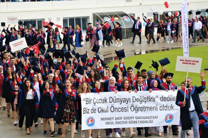 MAKÜ'de mezuniyet sevinci G1