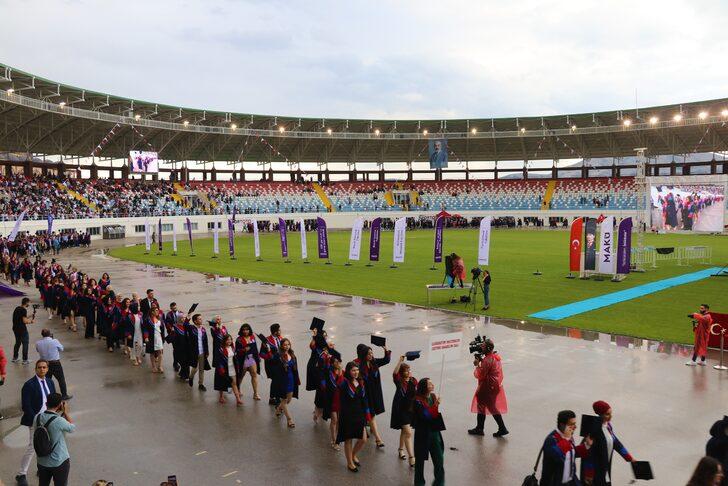 MAKÜ'de mezuniyet sevinci G3