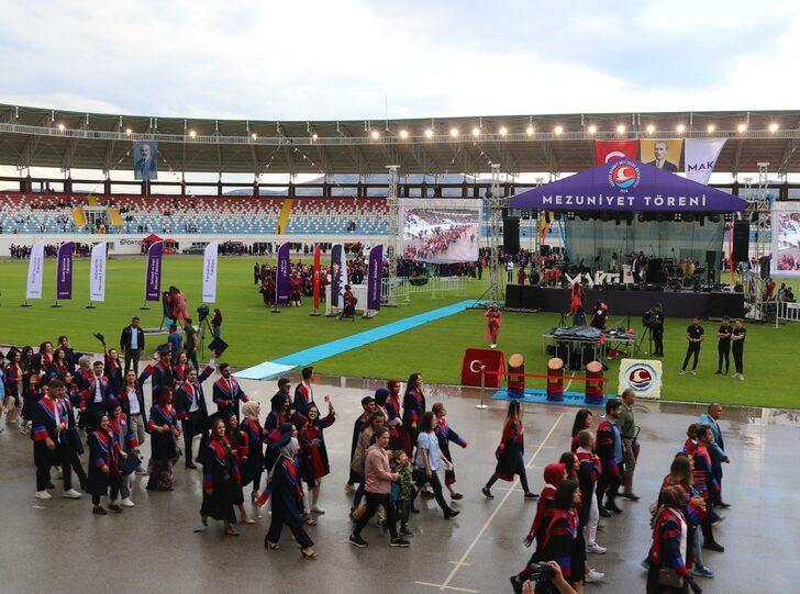 MAKÜ'de mezuniyet sevinci G4