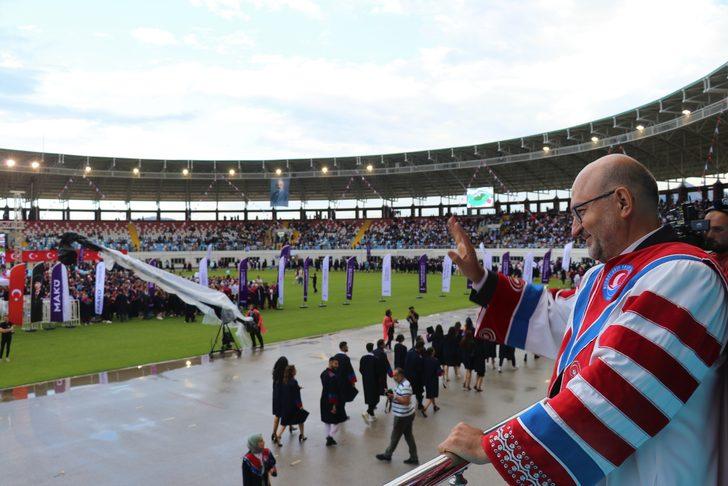 MAKÜ'de mezuniyet sevinci G5