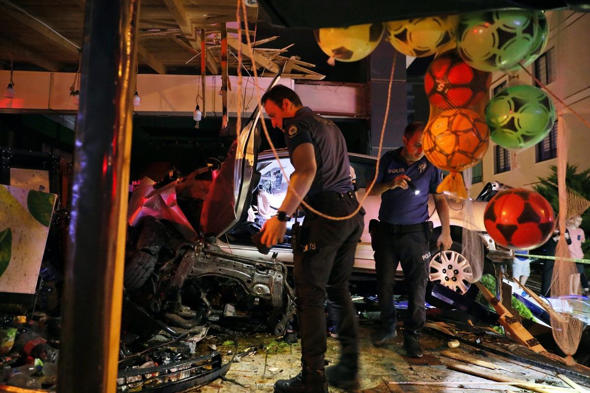 Samsun'da kontrolden &ccedil;ıkıp şark&uuml;teriye giren otomobilde bulunan 2 kişi &ouml;ld&uuml;