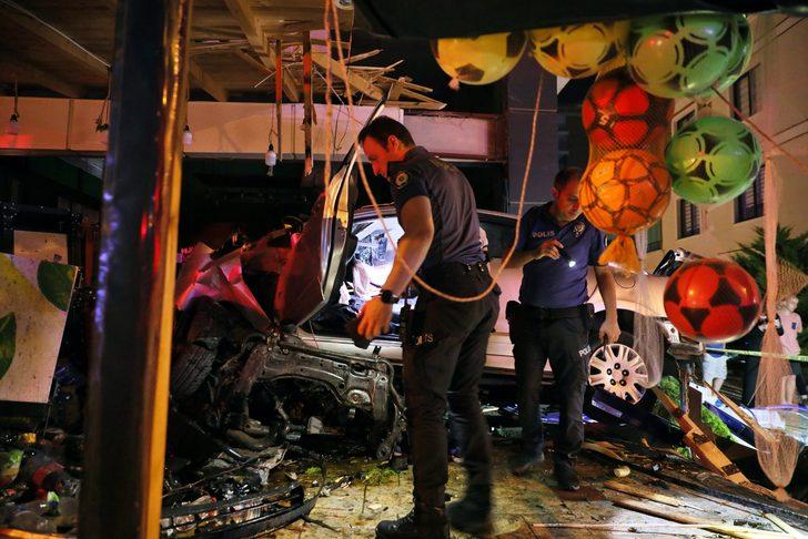 Samsun'da kontrolden çıkıp şarküteriye giren otomobilde bulunan 2 kişi öldü G1