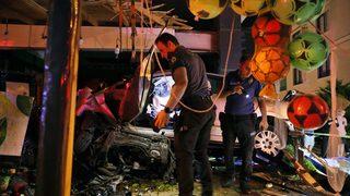 Samsun'da kontrolden çıkıp şarküteriye giren otomobilde bulunan 2 kişi öldü