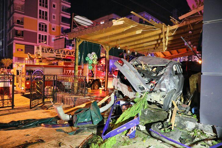 Samsun'da kontrolden çıkıp şarküteriye giren otomobilde bulunan 2 kişi öldü G3