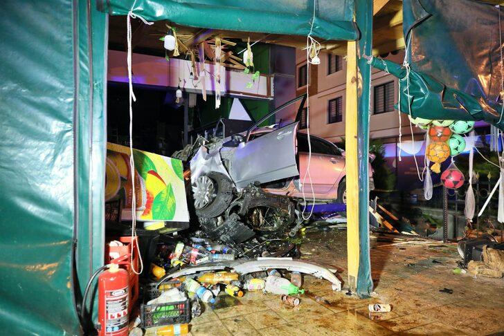 Samsun'da kontrolden çıkıp şarküteriye giren otomobilde bulunan 2 kişi öldü G4