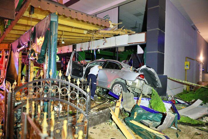 Samsun'da kontrolden çıkıp şarküteriye giren otomobilde bulunan 2 kişi öldü G5