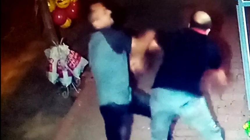 İki arkadaşın eğlencesi hastanede bitti! Yumruklayarak yere serdi