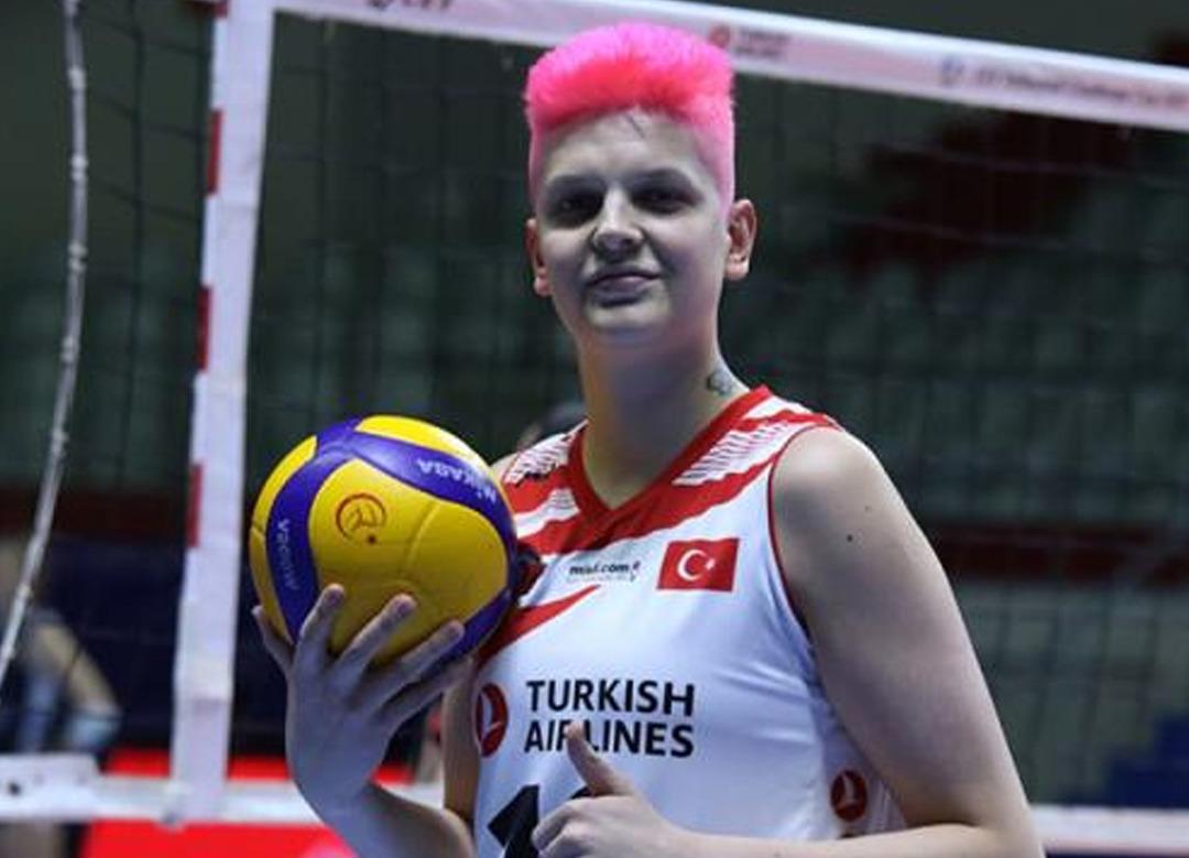 Ebrar Karakurt'un uzun sa&ccedil;lı hali sosyal medyada g&uuml;ndem oldu! 