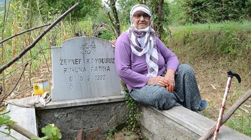 20 yıldır her hafta kendi mezarını temizliyor