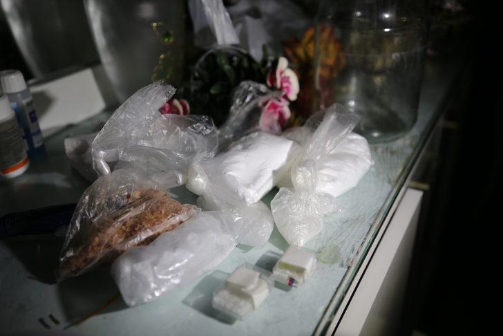 Mersin'de evlerinde uyuşturucu ürettikleri iddia edilen çifte gözaltı G4