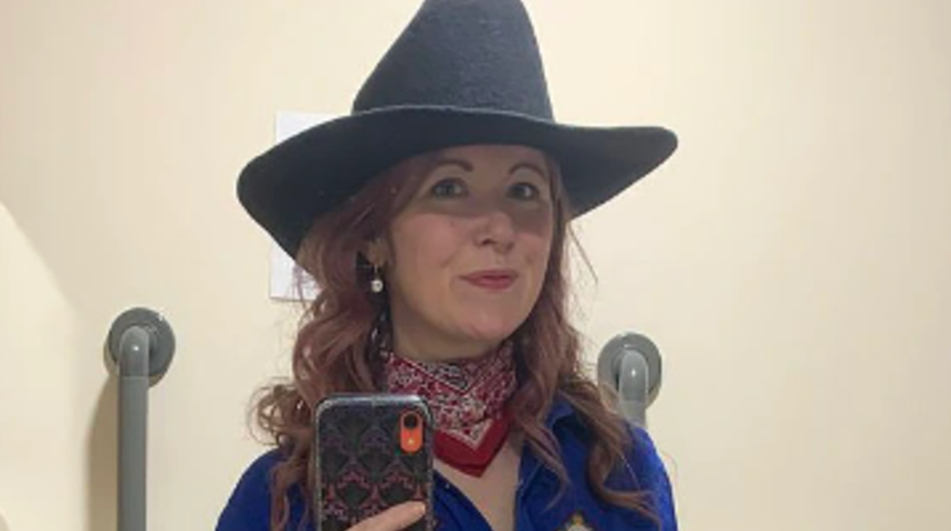 Öğrencilerini soyup üstsüz poz verdiren öğretmen görevinden men edildi