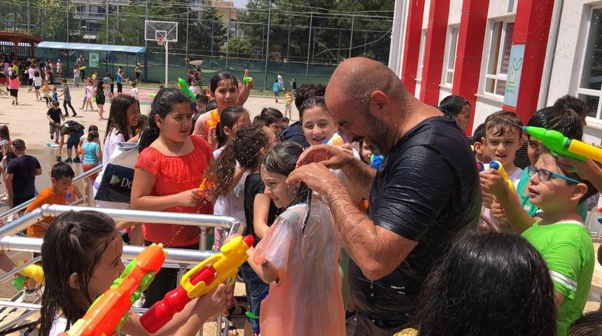 Öğrenciler bir yılın stresini "su savaşıyla" attı! Su tabancası, şişe ve kovalarla okul müdürünü kovaladılar