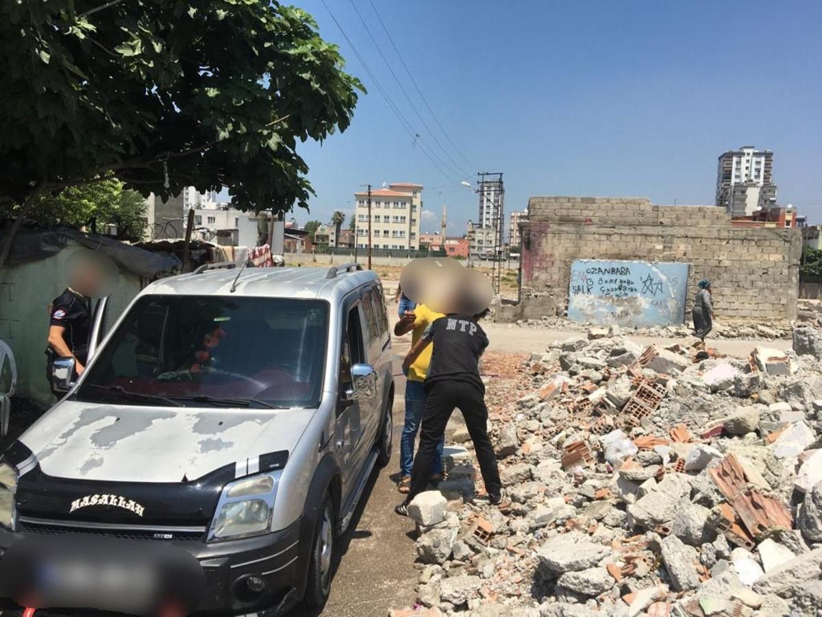 Adana'da polisin d&uuml;zenlediği uyuşturucu operasyonu dronla g&ouml;r&uuml;nt&uuml;lendi
