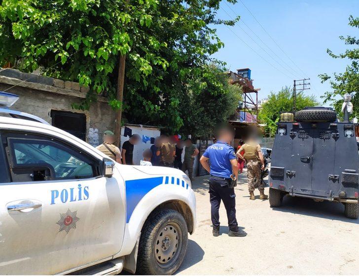 Adana'da polisin düzenlediği uyuşturucu operasyonu dronla görüntülendi G2