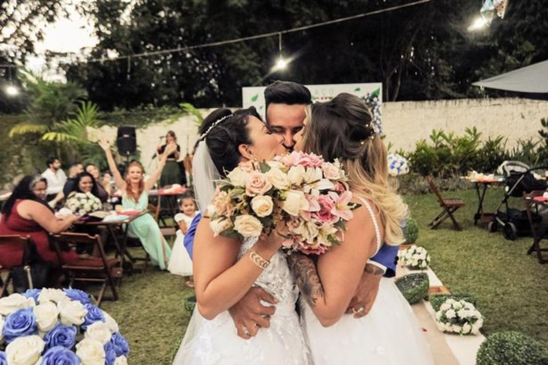 Bu &ccedil;&ouml;z&uuml;m &ccedil;ok konuşulur! Karısı biseks&uuml;el olduğunu s&ouml;yleyince ilişkilerine &uuml;&ccedil;&uuml;nc&uuml; kişiyi davet ettiler