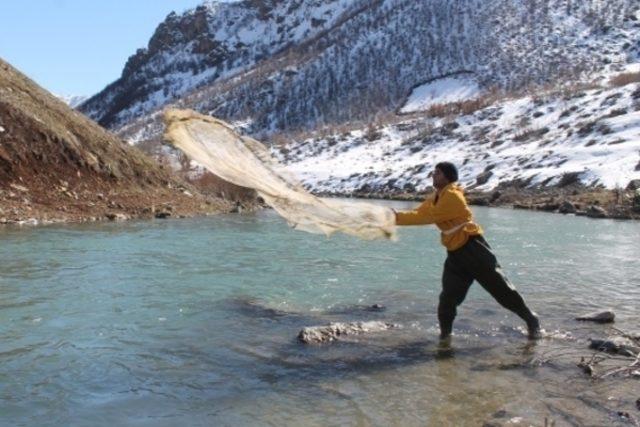 Dondurucu soğukta böyle eğleniyorlar! 3