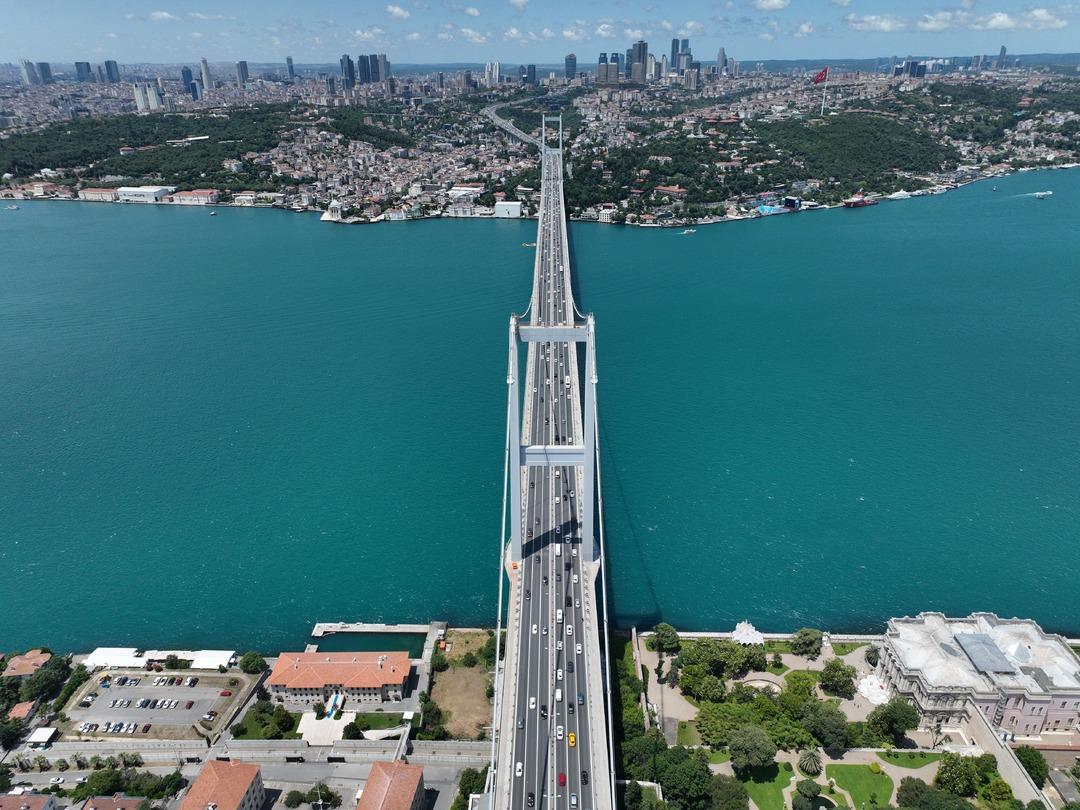 İstanbul Boğazı'nın rengi değişti! Eşsiz manzara g&ouml;renleri hayran bıraktı