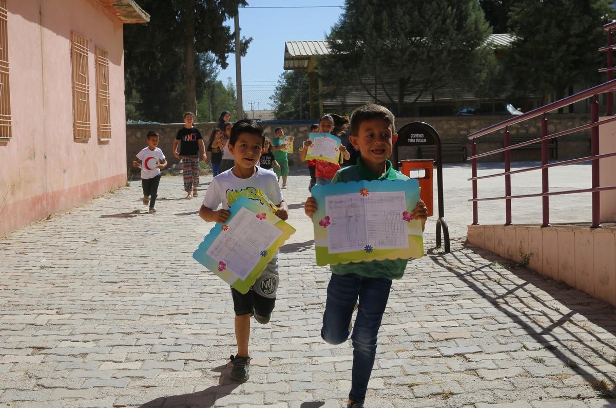 Batman, Mardin ve Siirt'te &ouml;ğrenciler karne heyecanı yaşadı